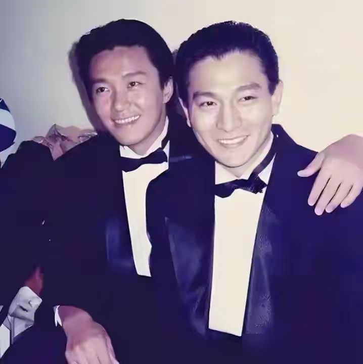 向太逼全港明星站队，刘德华一句话让所有人闭嘴。
2014年那场大戏，向太炮轰周星驰，张家辉、任达华、刘青云纷纷表态跟他不熟。向太更放话：华仔亲口说跟周星驰不是朋友。
结果刘德华转头就在活动上打脸：我没说过这话。向先生永远是我朋友，好老板。但我现在、以前、未来都是周星驰的影迷。
一边是恩人，一边