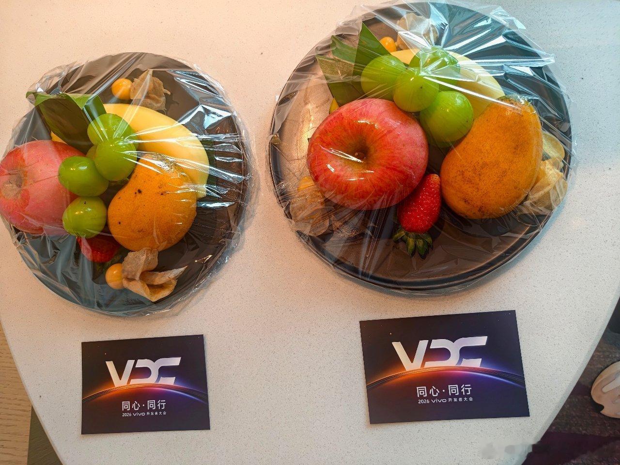 #iqoo[超话]# 
来参加  VDC 了[打call]
#OriginOS7# 给大家爆料一下最新的橘子7[思考]
你想要的都有哈哈，期待明天的发布会
同心同行[打call] ​