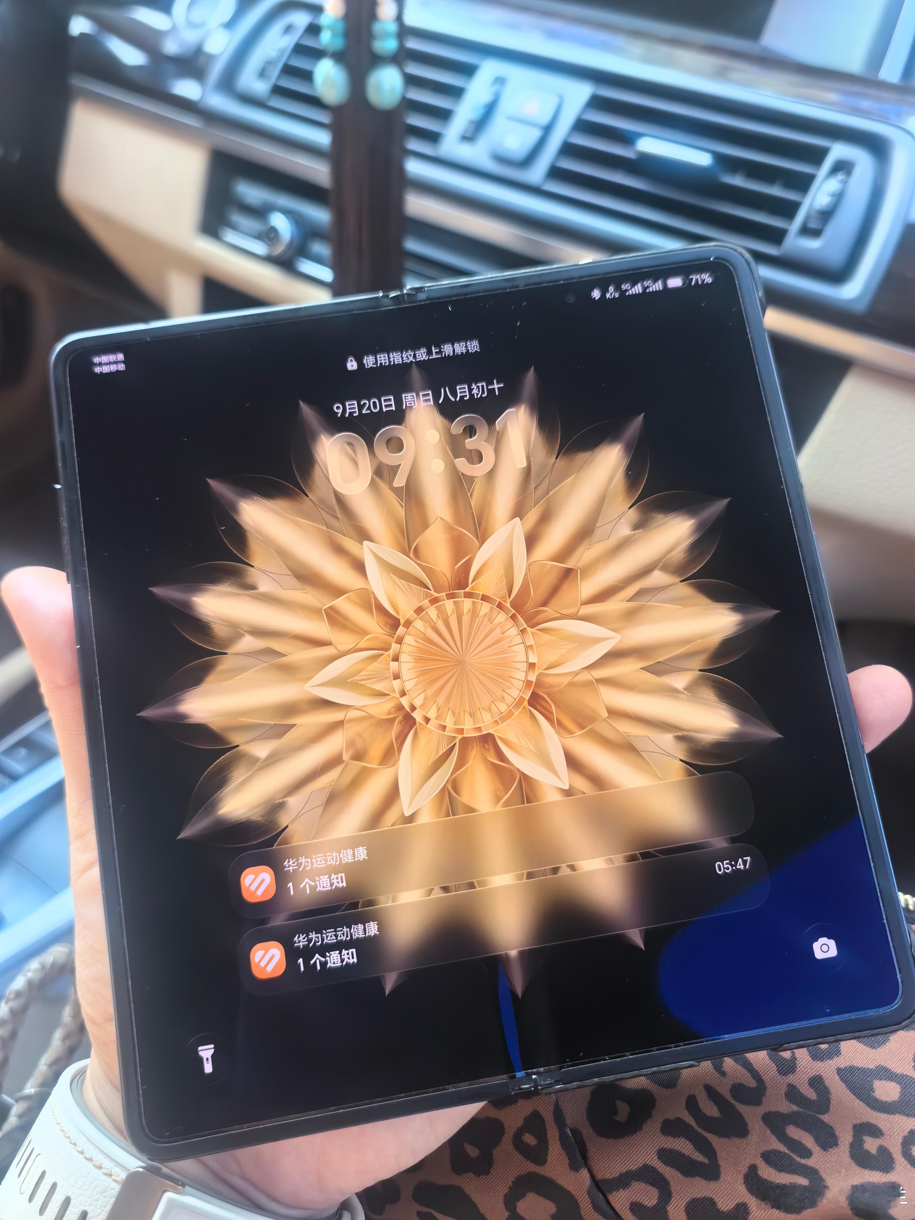 给小孩儿预定的mate90，前段时间我和她爹探讨我们俩应该换什么型号的手机，她插嘴问，这个家最应该换手机的人不是我吗？[嘻嘻]一直用我们旧手机的小孩学会抗争了，这一拨儿家里更换手机的活动，变成了她和她爹换新手机，我给自己的手机换个免费的膜，并且捡她爹的这个旧手机用了，笑容没有消失，只是从 ​