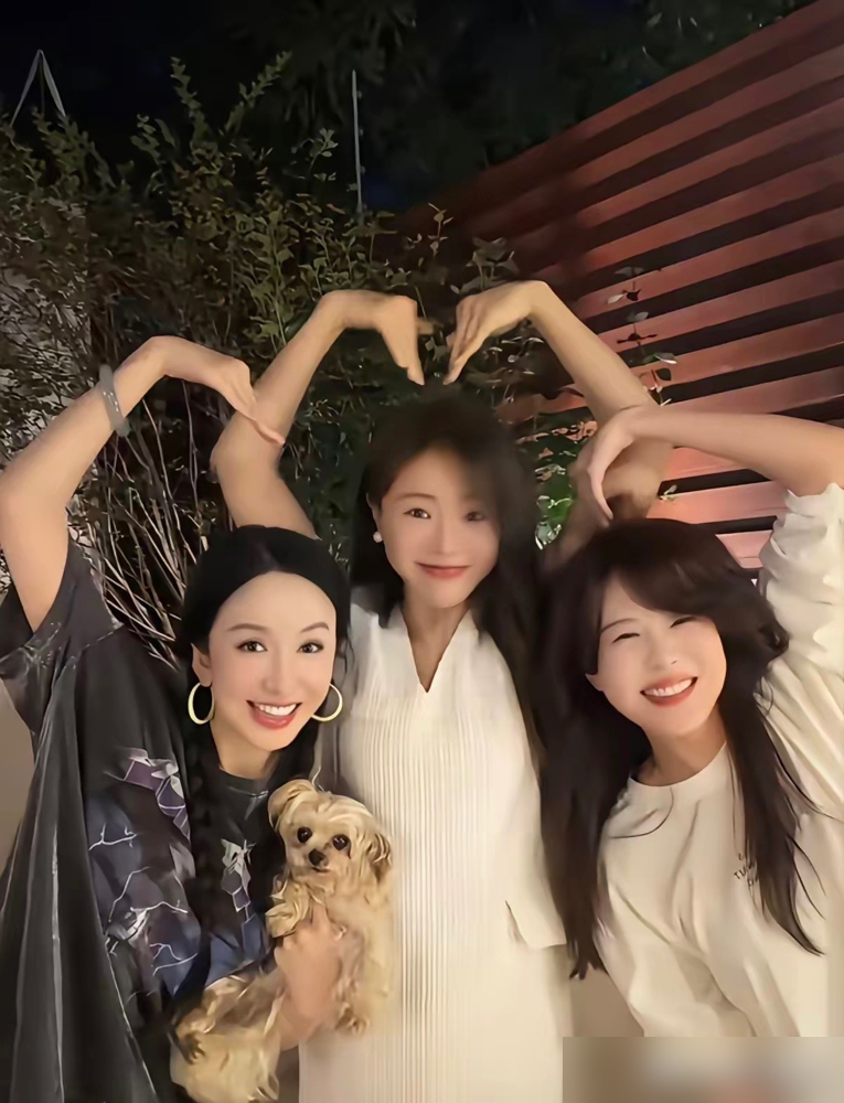 陈赫直播被问回归季，直接一句没有吧，我们从来没接到通知，把全网嗑情怀的人干沉默了。
就一张聚餐合影，评论区立马炸出爱情公寓要重启的传言。结果呢，演员没听说，官方没动静。
最狠的是韦正。2020年就放话永远结束，还写进合同，演员不许拿角色名接活，续集直接锁死。连实景公寓都拆了，片场变回忆。
你以