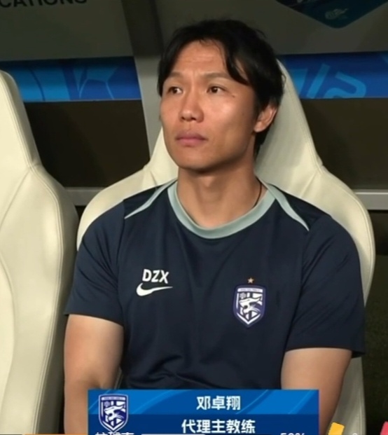 津门虎自救大获成功，坐山观虎斗，压力全给了三镇和铁人，尤其三镇退无可退，焦点大战再升温！
中超联赛间歇期后的第27轮，
意想不到的结果，
天津津门虎在成都蓉城的主场，
面对不败即可夺冠的领头羊，
在90分钟常规时间内，
防守为主比较被动，
进入补时前两队0:0。
就在进入补时主场球迷准备庆祝夺冠时，