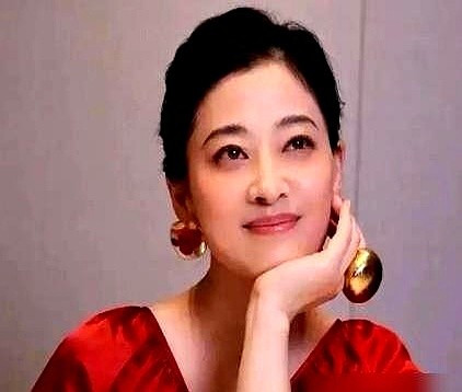 男主片酬8.8万，女主拿了300万，郭涛直接推开了导演孔笙的门。

孔笙回了一句：人家是来救火的。

2012年《父母爱情》开机前原定女主跑路。产后刚两月的梅婷连夜进组，这300万是正儿八经的求人价。郭涛那8.8万就是他当时话剧演员的市场价，没被坑。

这剧演员片酬占总成本不到两成，同期都市剧主角动