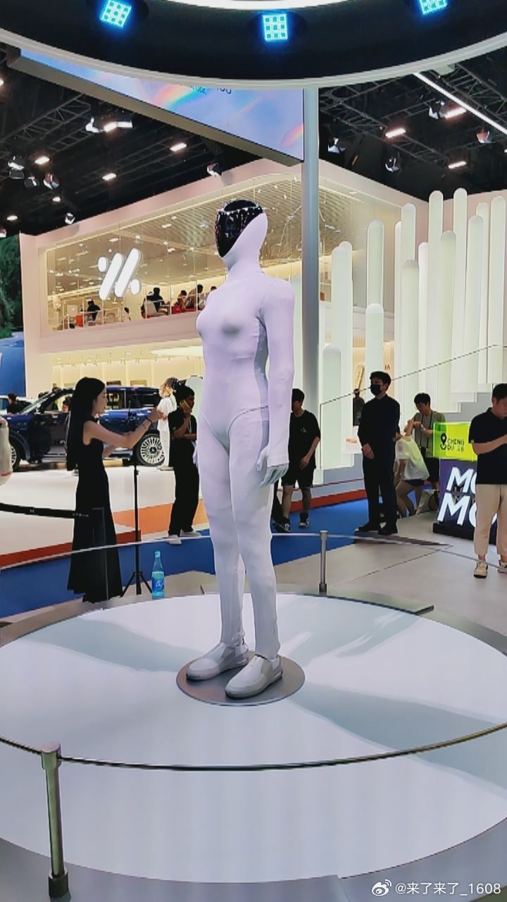 #IRON机器人闪现小鹏汽车成都车展# ​