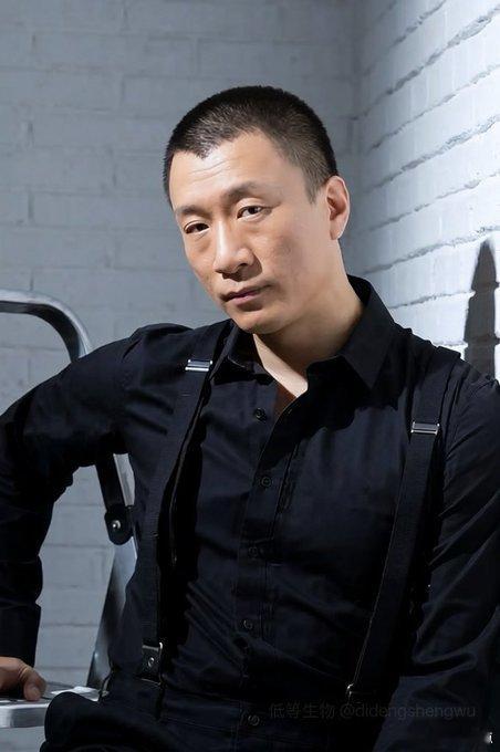 导演嫌他撑不起流氓，差点换人：结果他用2万片酬，演活了中国最狠的黑道大...