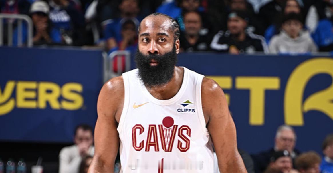 哈登休赛期做了一件很少被人提起的事：为了帮骑士同时保住两条土豪线，他接受了三年合同而非两年——代价是降薪。

六月份他拒绝执行4230万美元球员选项后，与骑士谈了两套方案。骑士想要三年，薪资更低，这样球队才能在第一和第二土豪线以下完成后续操作，其中包括休赛期后段签换佩顿·沃特森。

而据 ​