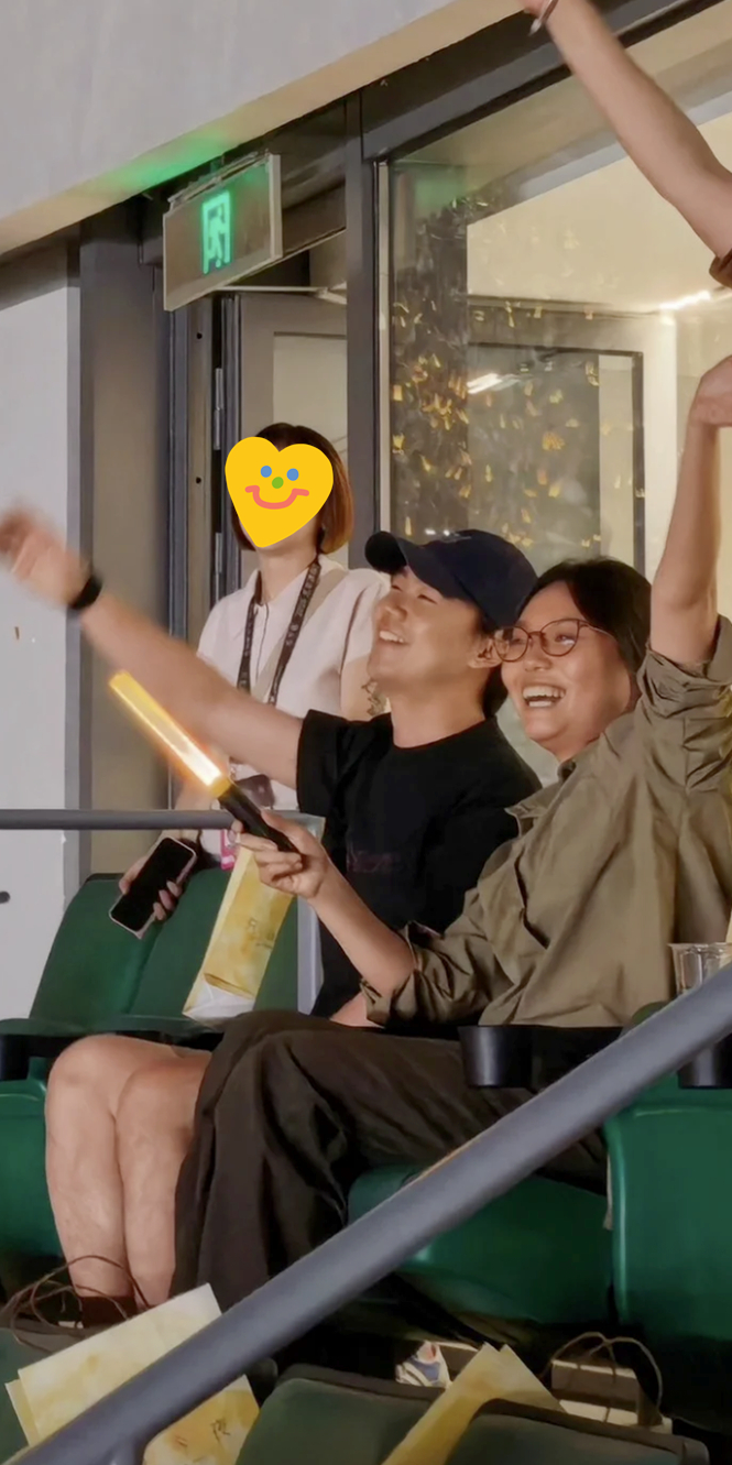 郭麒麟现身毛不易北京演唱会，与李雪琴一起上大屏，暴瘦后变化大开始被观众错认！郭麒麟现身毛不易北京演唱会，与李雪琴一起上大屏的一幕在社交平台爆火。从相关晒照、视频可以获悉，郭麒麟、李雪琴坐在包厢看台的一角，跟着现场音乐一起哼唱着。突然，镜头给到了郭麒麟和李雪琴。普通观众若被镜头捕捉到，通常会有很强烈的