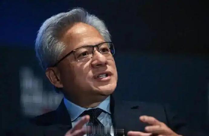 黄仁勋这次说了一句很现实的话：美国限制英伟达卖给中国，最后可能不是中国输了，而是英伟达先丢了市场。
英伟达在中国AI芯片市场的份额从高峰期的95%左右一路跌到接近零，这意味着什么？
中国客户没消失，AI需求也没消失。
买不到英伟达，就会自己找替代方案；
没有CUDA，就会想办法搭自己的生态；
原 ​