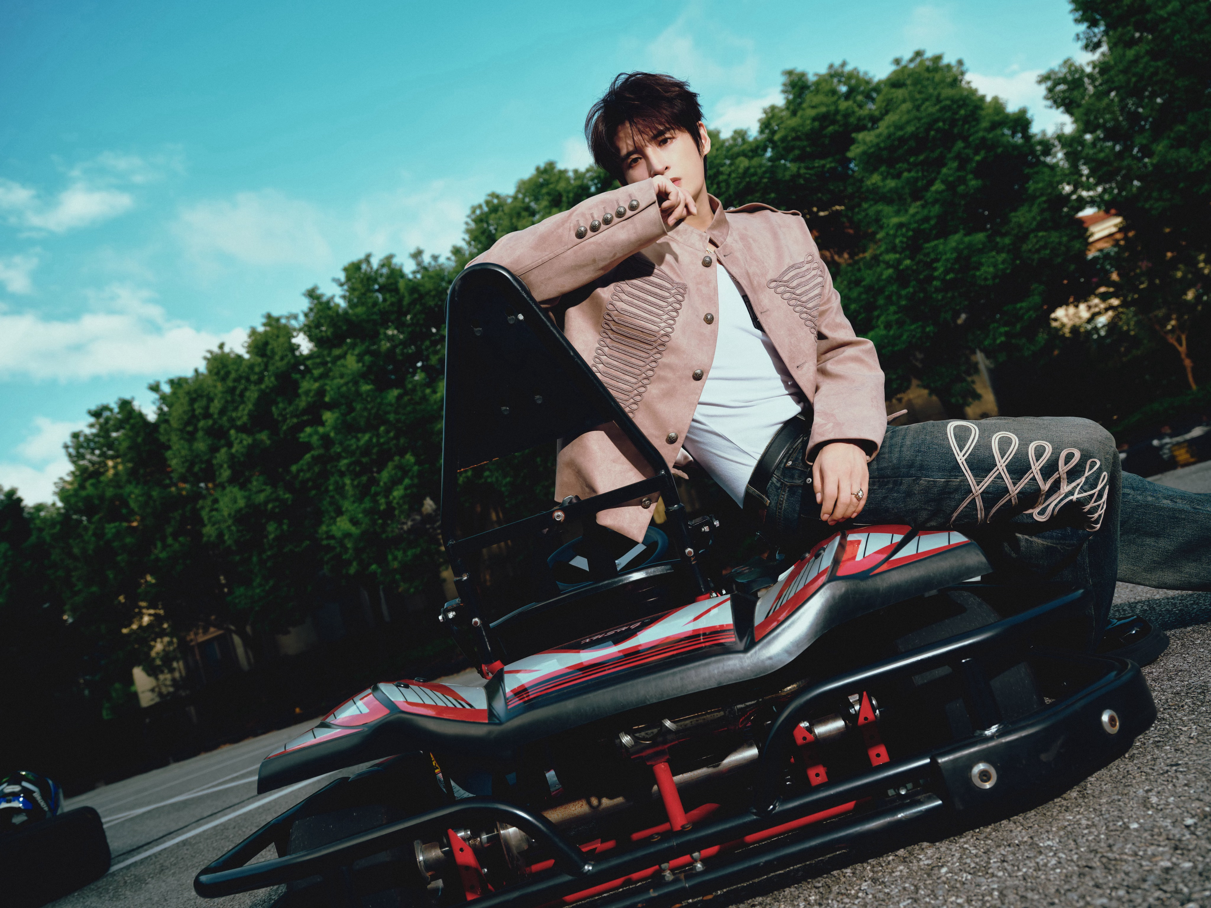 #张远[超话]# 今日份解锁卡丁车副本boss🏎️ 感受风一般的速度与激情～

摄影：
妆发：
造型：​​​