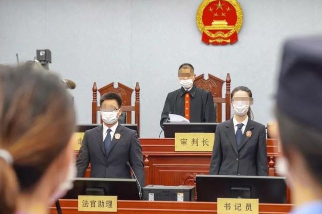 充值1000误到账26419933亿元。这么长一串数字，后面还是亿元为单位。这要是心态不稳，当场吓晕！即使是在踩缝纫机的许大老板看到了，也要甘拜下风，望尘莫及。近日，法院审理并宣判了一起不当得利纠纷案：李某充值1000元，误到账26419933亿元，疯狂消费后拒不退还。法院判决：不当得利，须返还。说