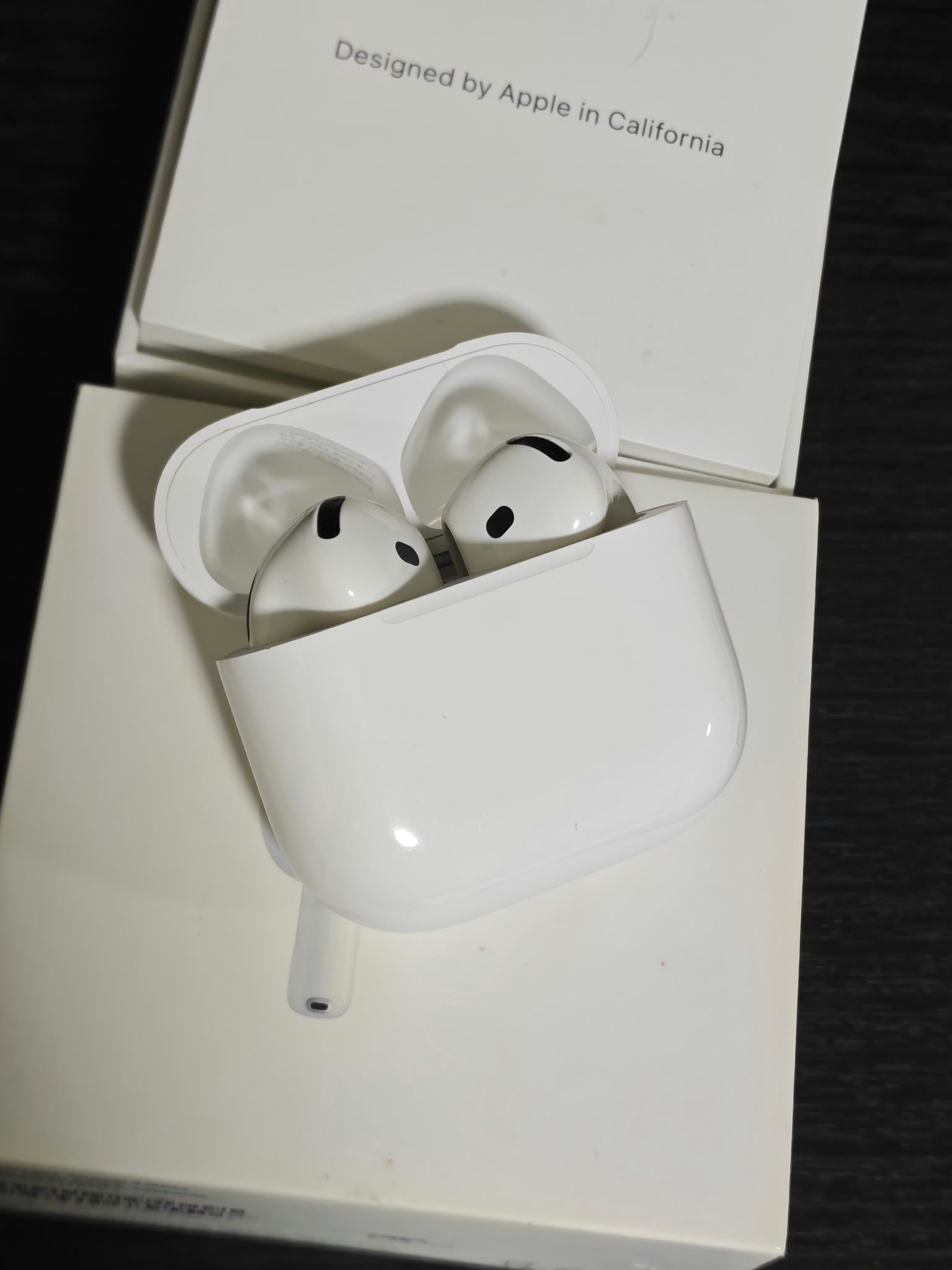 595 出掉了我这副原价购入两年仍 99 新箱说全的 AirPods4，在 PDD 入了 900+的 AirPods5..
虽然吐槽 AirPods5 完全就是挤牙膏，但确实解决了 AirPods4 的痛点。一个是刚入手时就在骂的耳机柄不能调音量，一个是后来发现的超短续航。哪怕我只把它放在床头用，基本上三个小时左右就没电开始叫唤了。而 Ai ​
