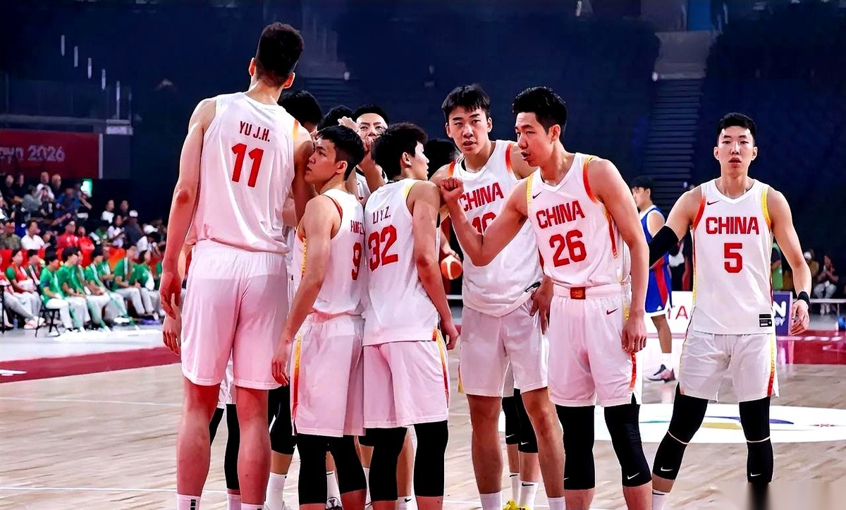 9月16日下午三点，中国男篮在四分之一决赛直接对上沙特队。
之前小组赛那种可以大幅度容错的局面已经结束，眼下变成了单场淘汰制。
老将胡金秋的体能余量和朱俊龙的伤病状况仍是当前教练组需要去把控的现实问题。
CCTV5这场是全程直播的，大家心里其实都有杆秤，对面真不算什么过不去的强敌。但越是讲究一把定胜