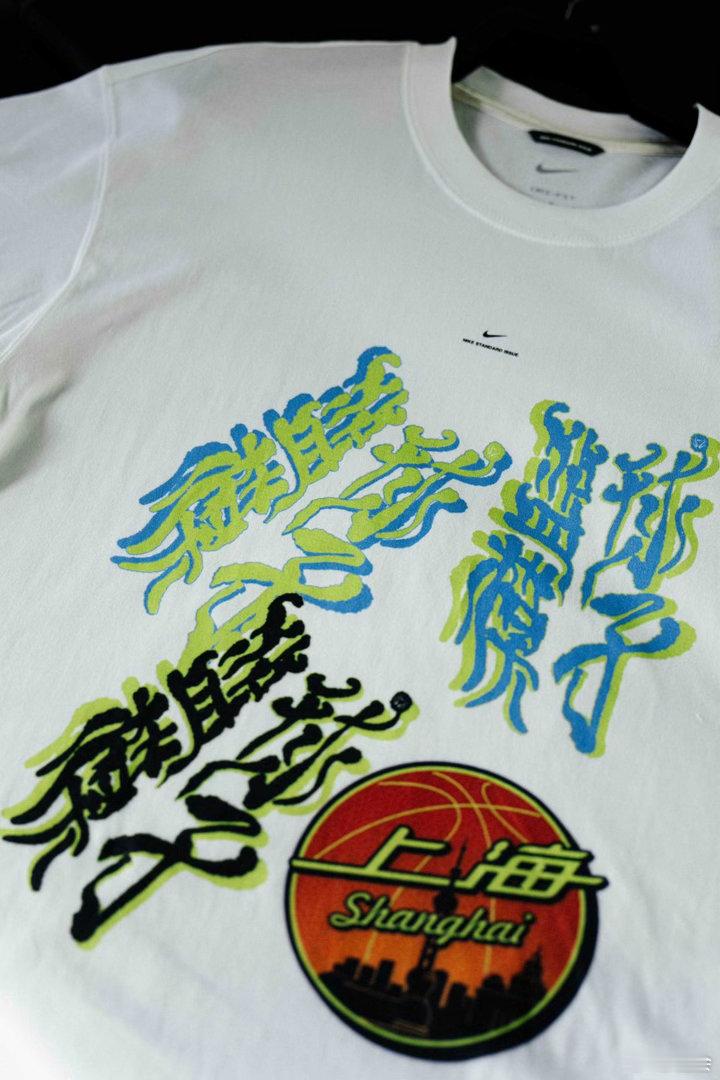 上海徐家汇体育公园庆典广场NBA篮球盛典，在这里大家可以看到Nike JA4全新的Dark Mode和Jaws配色，现场还可以试穿，还可以定制上海篮球主题T恤。

©Nike

#NBA[超话]# ​
