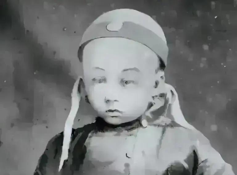 溥仪的身体，是被胆大的宫女掏空的？他童年到底经历了什么？1909年的紫禁城，藏着大清王朝最扎心的荒诞：4岁的溥仪身为九五之尊，一个月要消耗200斤猪肉、240只鸡鸭，御膳房的食材堆成小山，可这位小皇帝竟常常饿得发慌，偷偷溜进太监房，抓起喂鱼的馊馒头就往嘴里塞。
那年冬天的早晨特别冷，溥仪从炕上爬起来