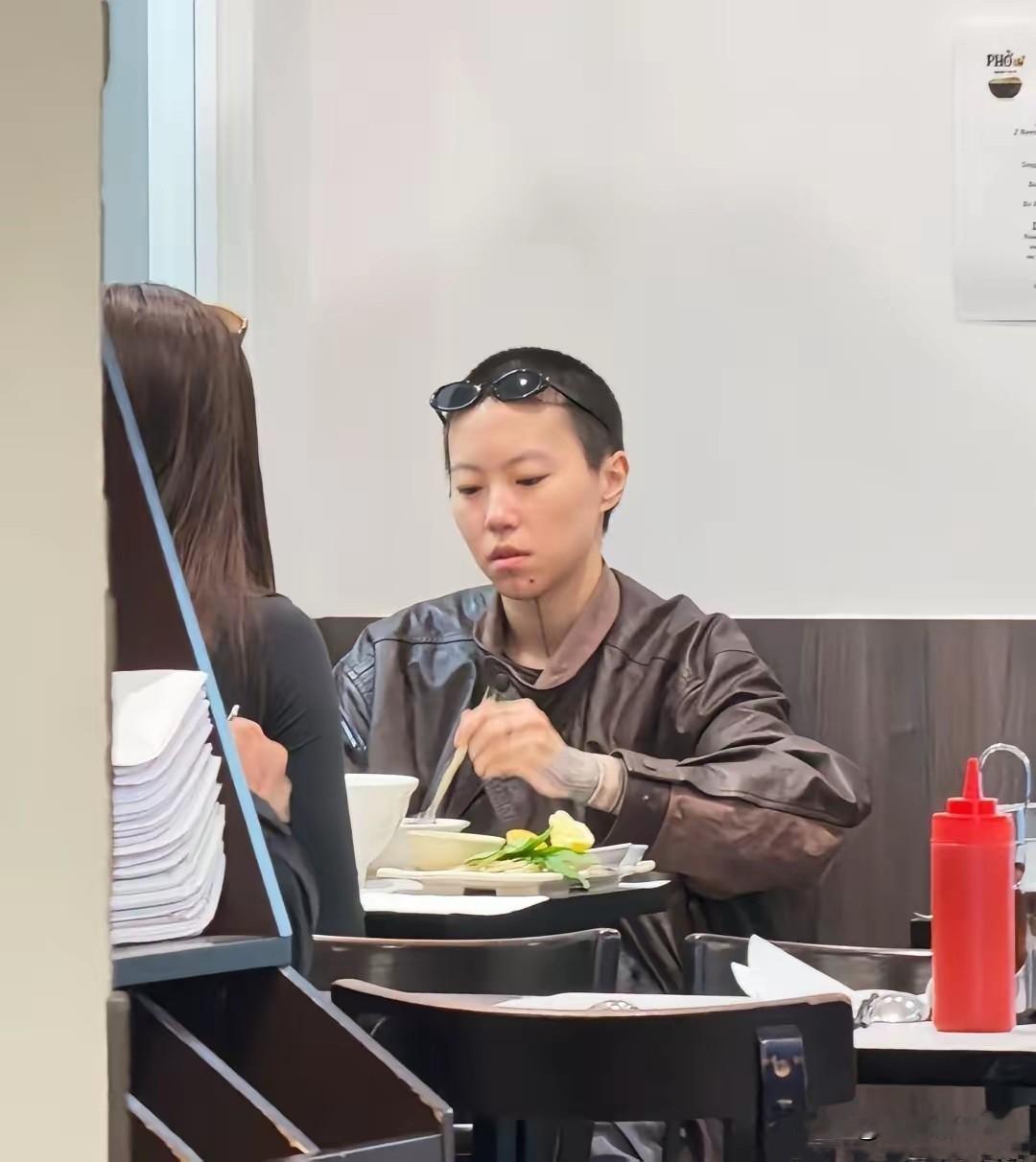 29岁窦靖童巴黎街头被偶遇！寸头纹身随性穿搭，审美引全网吵翻
 
内娱从来不缺精致流水线明星，但窦靖童的松弛与独特，永远自带话题度。
 
近日有路人在巴黎街头的小众餐馆偶遇29岁的窦靖童，没有盛装红毯造型，没有精致妆容滤镜，只是简简单单吃一碗热汤面，真实又接地气。
 
镜头下的她状态格外松弛，利落干