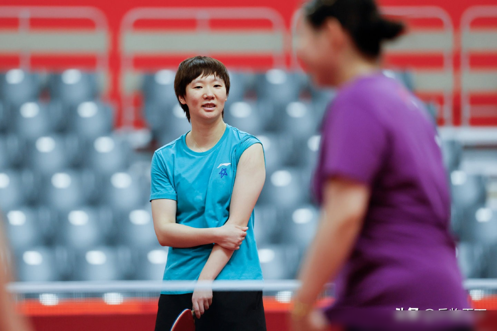 孙颖莎、王曼昱直接没上场，国乒女团照样3-0把尼泊尔剃了光头。
9月20日名古屋亚运会小组赛首战，教练组把陈熠、蒯曼、范姝涵三个年轻面孔全扔上场。对手实力差太多，正是练新人的最佳窗口。孙颖莎有伤在身，得按节奏慢慢找状态，王曼昱也得攒着体能。
说白了，小组赛就是热身，真正刺刀见红是9月24日开始的