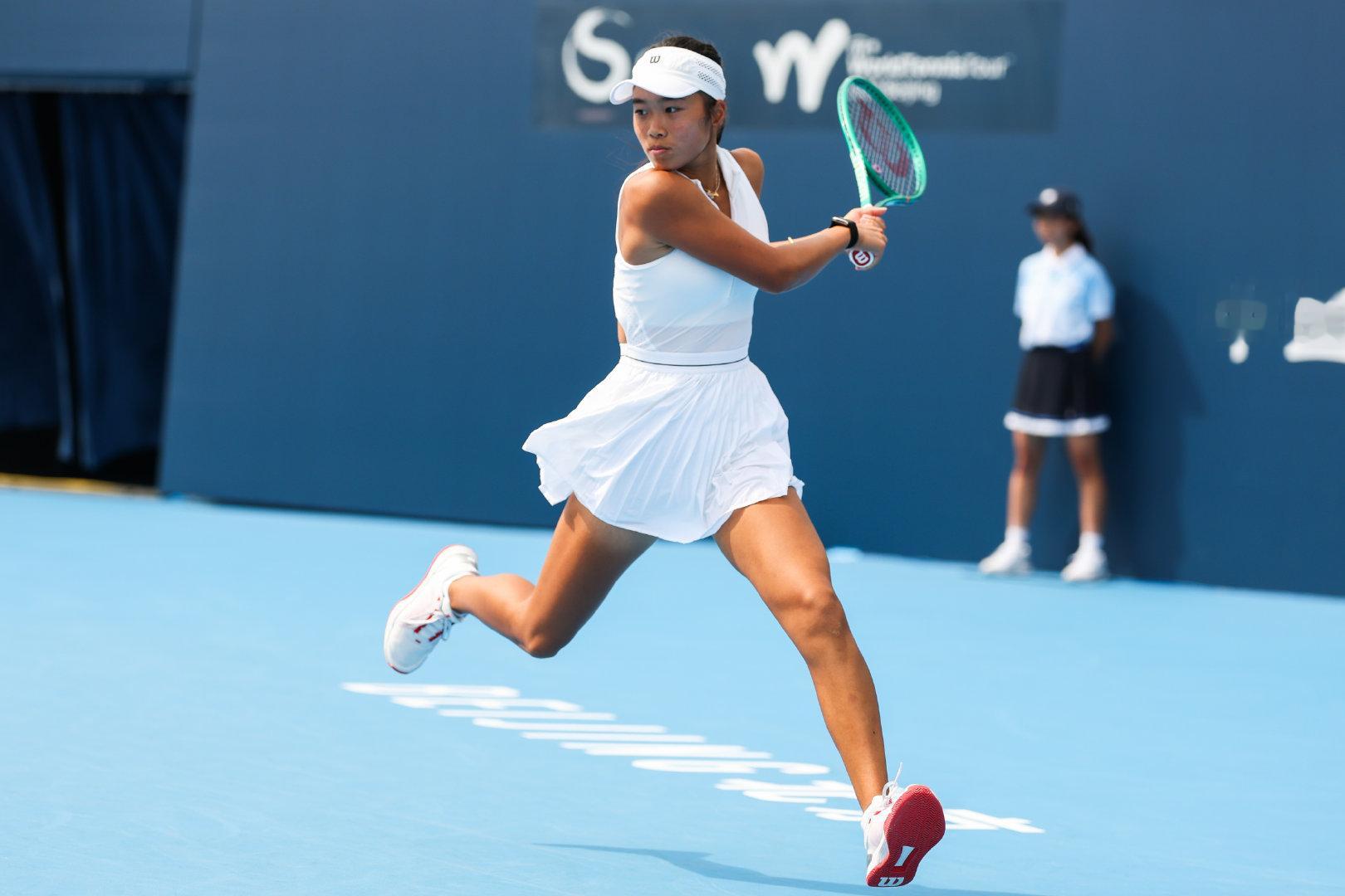 🏆荣耀时刻，女单冠军诞生！
🔥中网公开赛ITF J300女单决赛落下帷幕！
🎾2号种子渠依含以4-6/6-4/6-2逆转战胜1号种子林禹君，获得女单冠军
🌟渠依含成为王欣瑜、高馨妤、徐诗霖、张宇璇与张瑞恩等球员后，又一位捧起中网公开赛 ITF J300女单冠军的本土球员；更令人瞩目的是——她与王欣瑜等球员一样，在同一届赛事中加冕“双冠王”！
#中网公开赛ITFJ300##2026中网##寻找中网观赛搭子##中网[超话]#