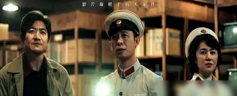 陈凯歌砸了十年资源没捧红的人，陈思诚用一个变态杀手给他盘活了。
陈飞宇在《神探之痕迹》里演马朝阳，表面斯文，内里偏执到骨子里。撞头、诡笑，几场戏直接刷屏。陈思诚说看完片子非常惊讶，原话是：好演员应该具备神性，也具备兽性。
拍摄前陈思诚给陈凯歌打预防针，说飞宇这次可能要颠覆你对他所有的认识。然后真