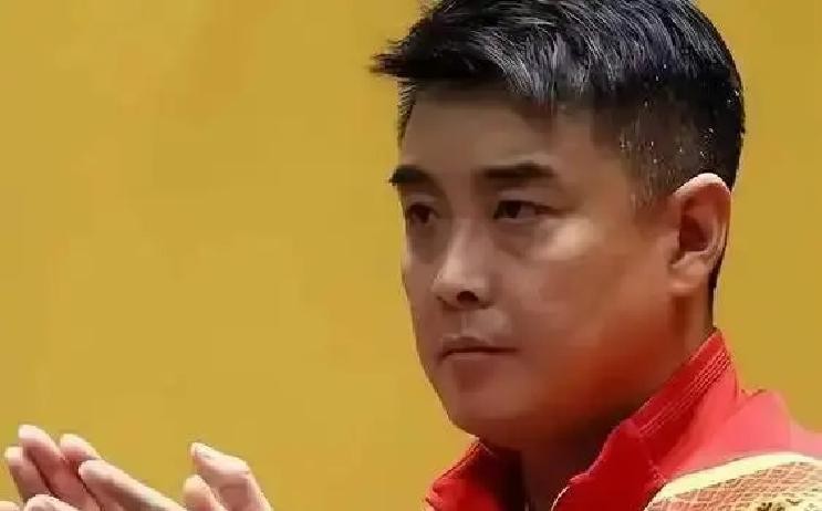 王皓拿过18个世界冠军，带出过奥运男单冠军，在自家门口的比赛场馆外，被上百人隔着铁栅栏骂脏话。他站住，掏出手机对着人群拍。不是拍风景，是取证报警。
2026年9月24日，名古屋亚运会乒乓球男团决赛，国乒2比3输给日本队，八连冠中断。王皓排的阵：林诗栋从常规二单降到三单，19岁的温瑞博打二单直面张本智