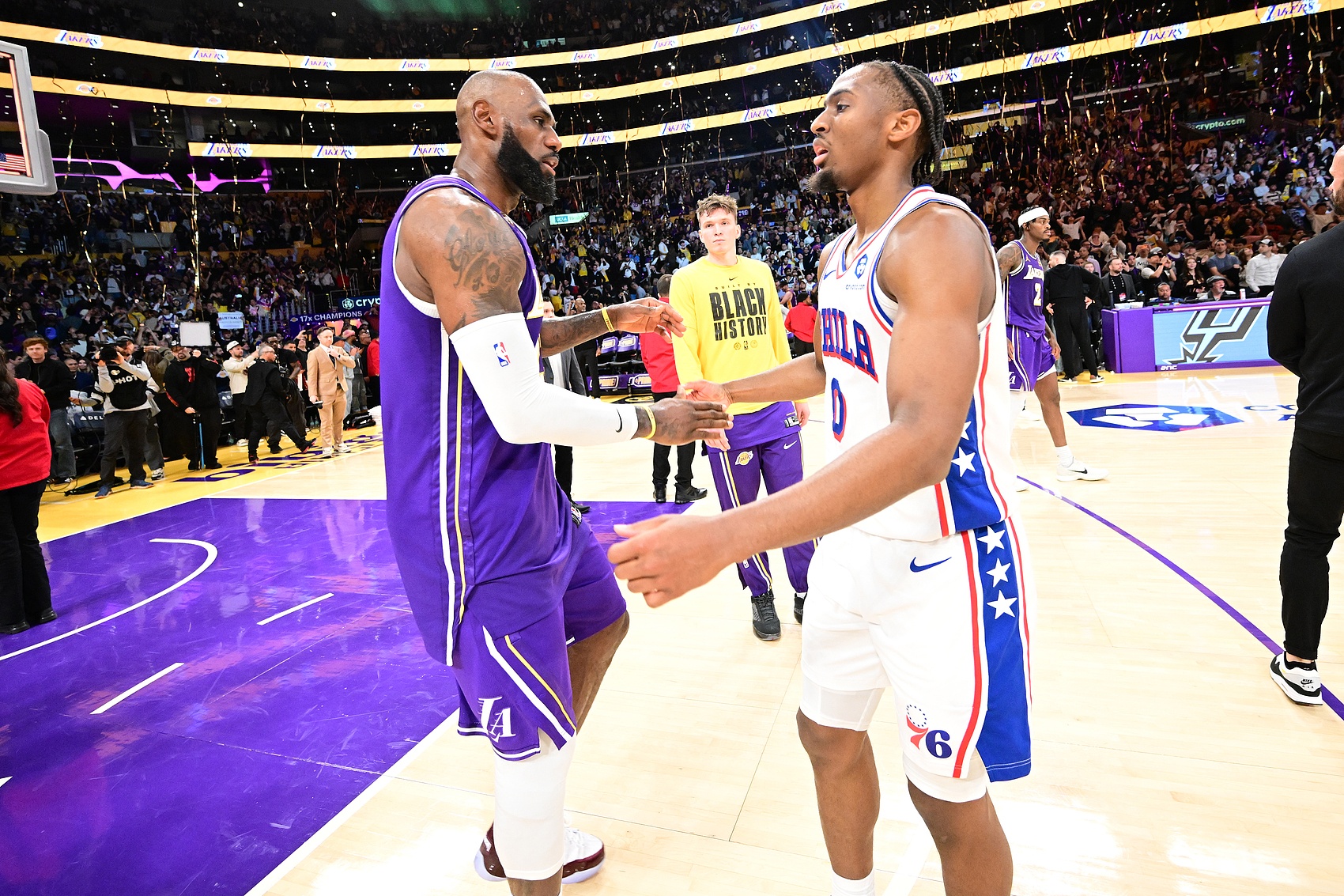 有媒体评出了NBA历史上最好的20位小前锋，排名第一的自然是传奇巨星勒布朗詹姆斯，这点毫无疑问；排名第二的是拉里伯德；排名第三的是现在火箭队的顶级前锋凯文杜兰特；排名第四的是朱利叶斯欧文；埃尔金贝勒排名第5；排名第六的是乔丹的队友皮蓬；排名第七的是哈弗里切克；排名第八的是莱昂纳德；排名第九的是里克巴