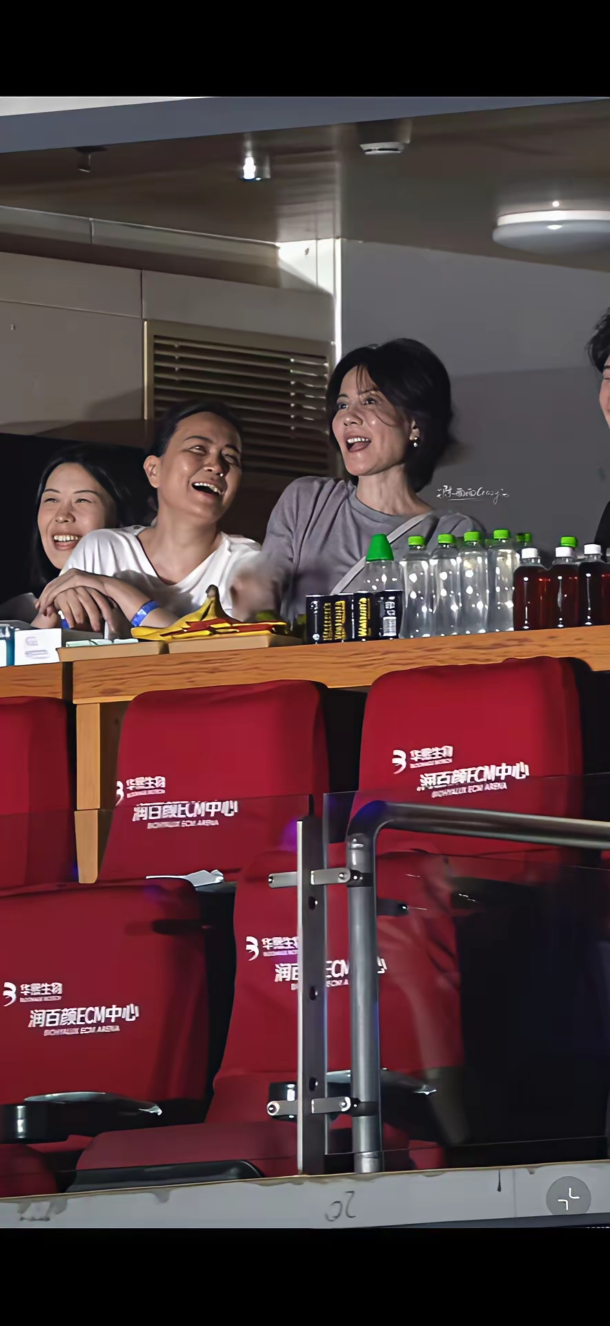 那英演唱会惊喜！王菲现身现场，全程笑意满满，状态超棒。平日里王菲很少展露笑容，这次想必是为老那捧场，开心得不得了！你们说是不是？