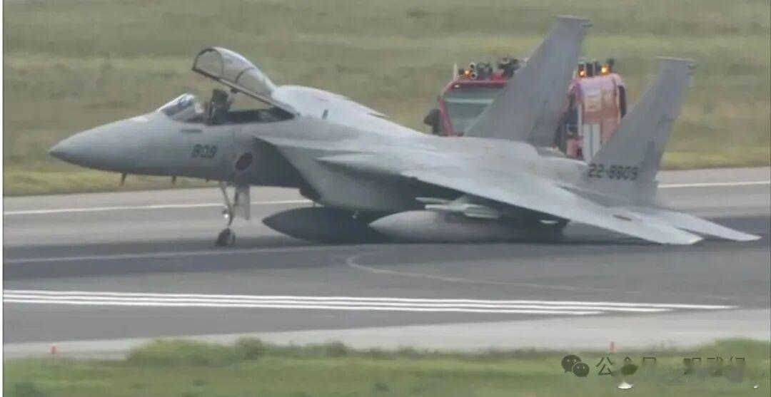 这架编号22-8809的F-15J战斗机隶属于日本空自西南航空方面队第9航空团，驻那霸基地，是负责西南防空的主要力量。现在日本空自约有200架F-15J/DJ，平均机龄已达37年，比很多现在飞它们的飞行员年纪都大。特别是这个第9航空团，应对东海方向常年“996”般保持着高频率拦截出动，所以这个团的机体状况只会 ​