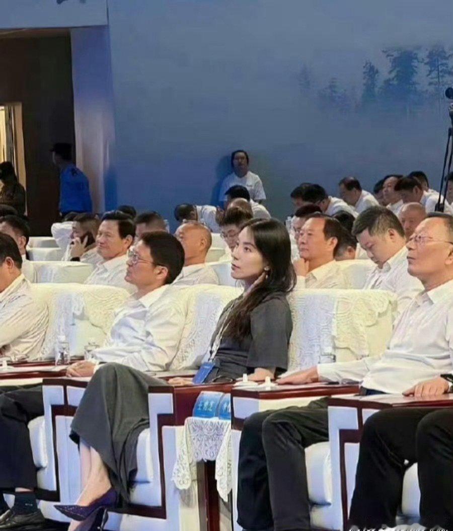 不得不说，蔚来老板娘气质出众，很抓人眼球。 ​