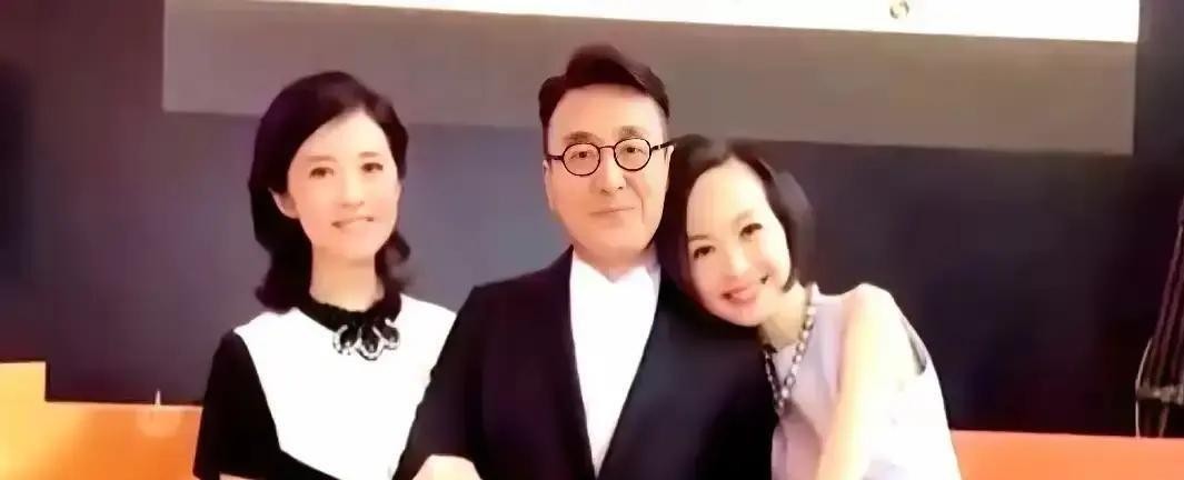 鲁豫在《陈鲁豫·慢谈》里对窦文涛说：“你对我好点，我把遗产给你，我领养你。”窦文涛接得也快：“你没孩子，我真惦记上了。”
玩笑归玩笑。三十年前在凤凰卫视，两人和许戈辉合租一套小房子，挤一张床看电视，熬过没钱的夜班。她急性肠胃炎住院，他拎着输液瓶陪她去录霍金。
后来她立遗嘱，父母排前面，窦文涛是第三位
