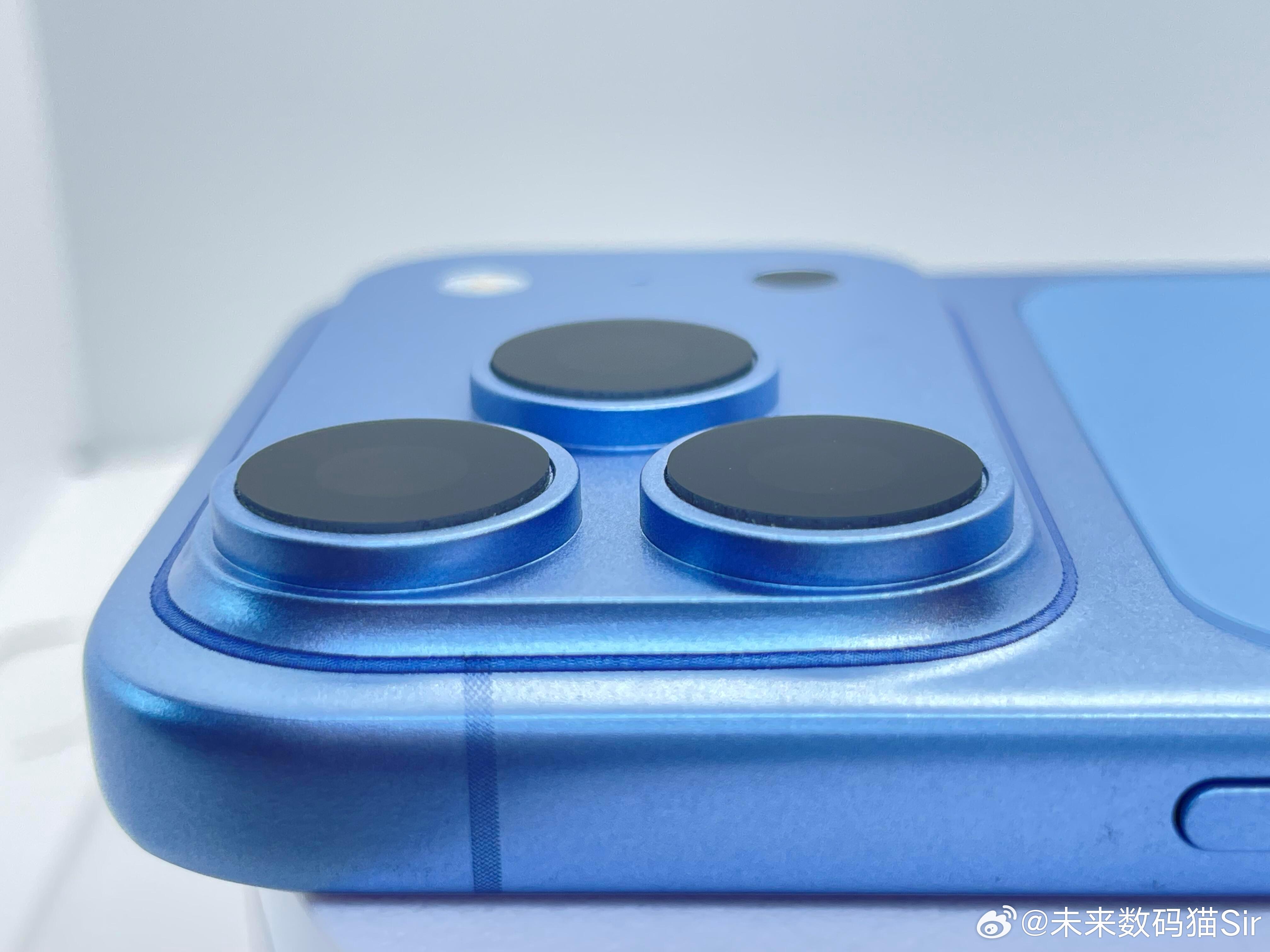 #蓝色iPhone18Pro更抢手#iPhone18pro选勃艮第酒红还是冰川蓝～今年 iPhone 18 Pro 的四个颜色，除了银色和黑色，大家应该最关注的就是这个勃艮第酒红色和冰川蓝色了。今年苹果这名字起得还挺有情调的哈哈
原本我是最喜欢这个冰川蓝色，但是看到实物的时候，我发现这个红色也很妙，在不同的光线下面会折 ​