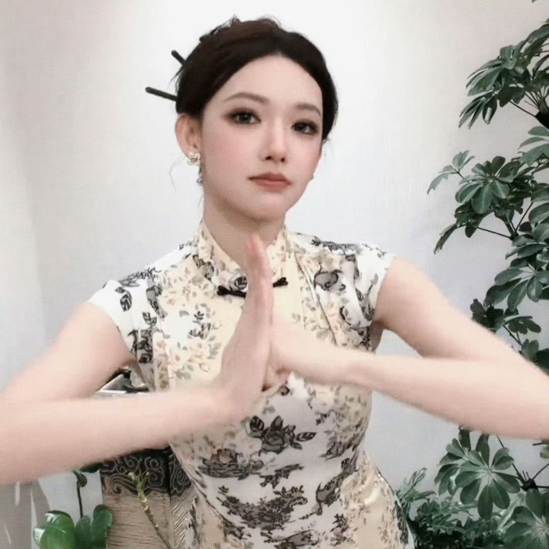 程潇的身材是我理想中的完美身材！！！！前突后翘小细腰！！！美爆了！！！！ ​