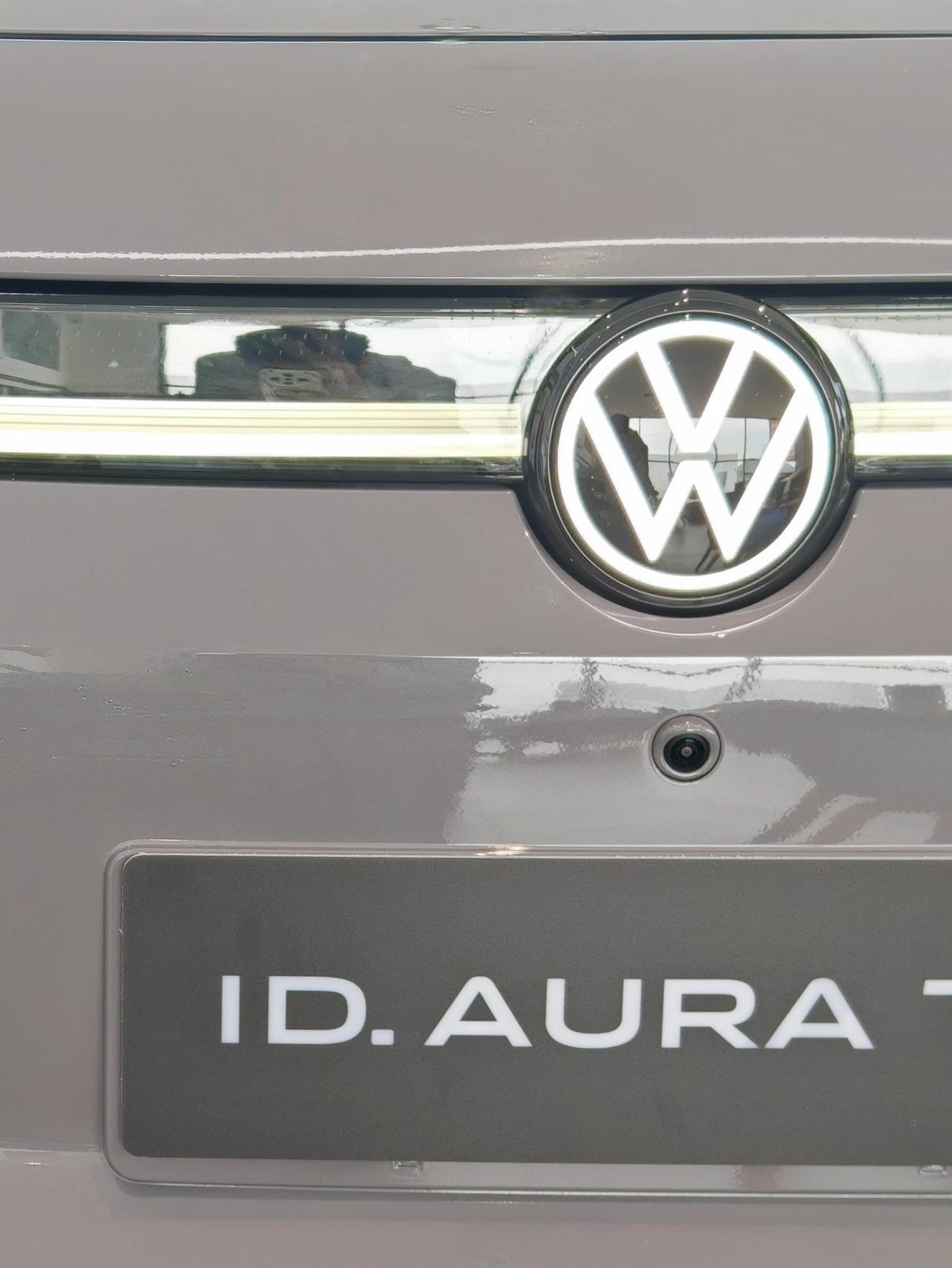 打算换一台纯电车给老婆开，专门抽空试驾ID.AURA T6长续航版，老婆很喜欢这个品牌。动力输出很平顺，不会猛地窜出去，起步跟脚，超车的时候提速也够用，日常通勤完全没问题。
车内储物地方很多，门板、中控都有收纳格，零碎物品都能安置。后备箱基础容积够用，后排座椅放倒之后，能放大件行李，出门露营装装备很