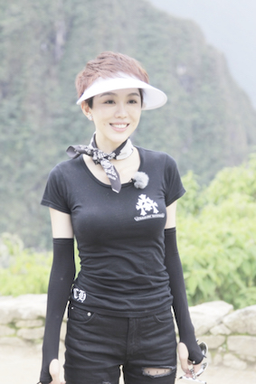 姜妍登上中秋晚会再引热议：再好的姑娘，也填不满一个家庭的执念
 
前言
 
央视中秋晚会的舞台星光云集。姜妍的亮相，把一段尘封多年的往事重新推到大众视野。观众讨论的重点，不再是晚会的舞台表现。网络平台大量旧资料被重新翻看，大家唏嘘这个长相舒展性格通透，烧得一手好菜的女演员，曾经在一段感情里遭遇的现实