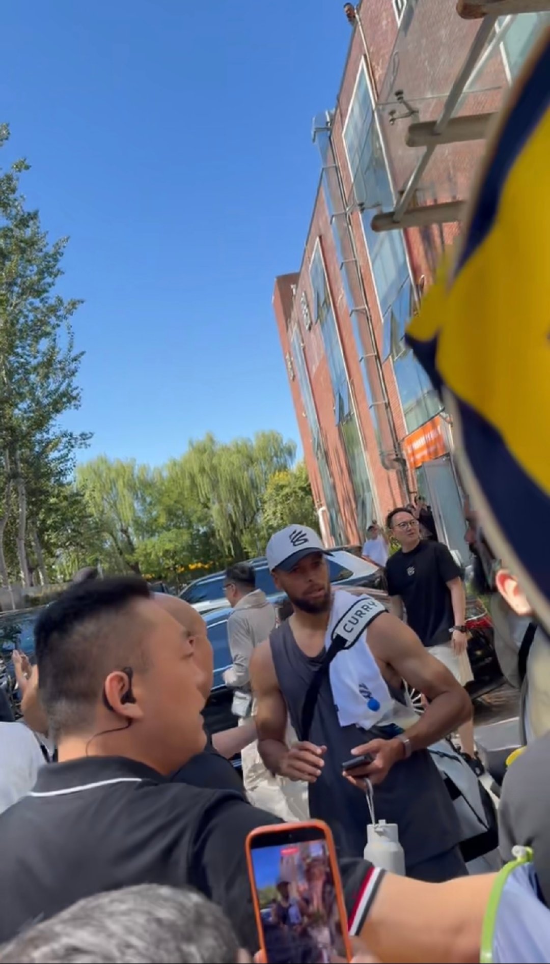 不是，大家见到偶像激动也可以理解
但是也要注意安全
库里都答应要签字了
挤挤挤，就硬挤，也不看旁边人
都喜欢库里能不知道库里啥脾气吗
安安静静他会一个一个签
现在好了
都给库里整生气了
#库里中国行# 
#库里因现场拥挤放弃签名# ​