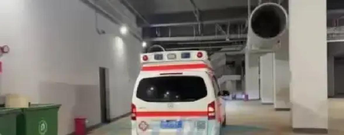 心凉了半截，国安这赛季争亚冠的希望，可能要悬了

大腿法比奥在中超对青岛的比赛里直接被抬下去了，救护车拉着就奔了积水潭医院
看了那个受伤的动图，隔着屏幕都觉得钻心疼，脚踝那一下太吓人了
估计剩下的比赛是铁定报销了，想都不用想了
本来就指着他进球呢，现在这关键时刻，锋线上顶梁柱直接断了，后面这球还怎么