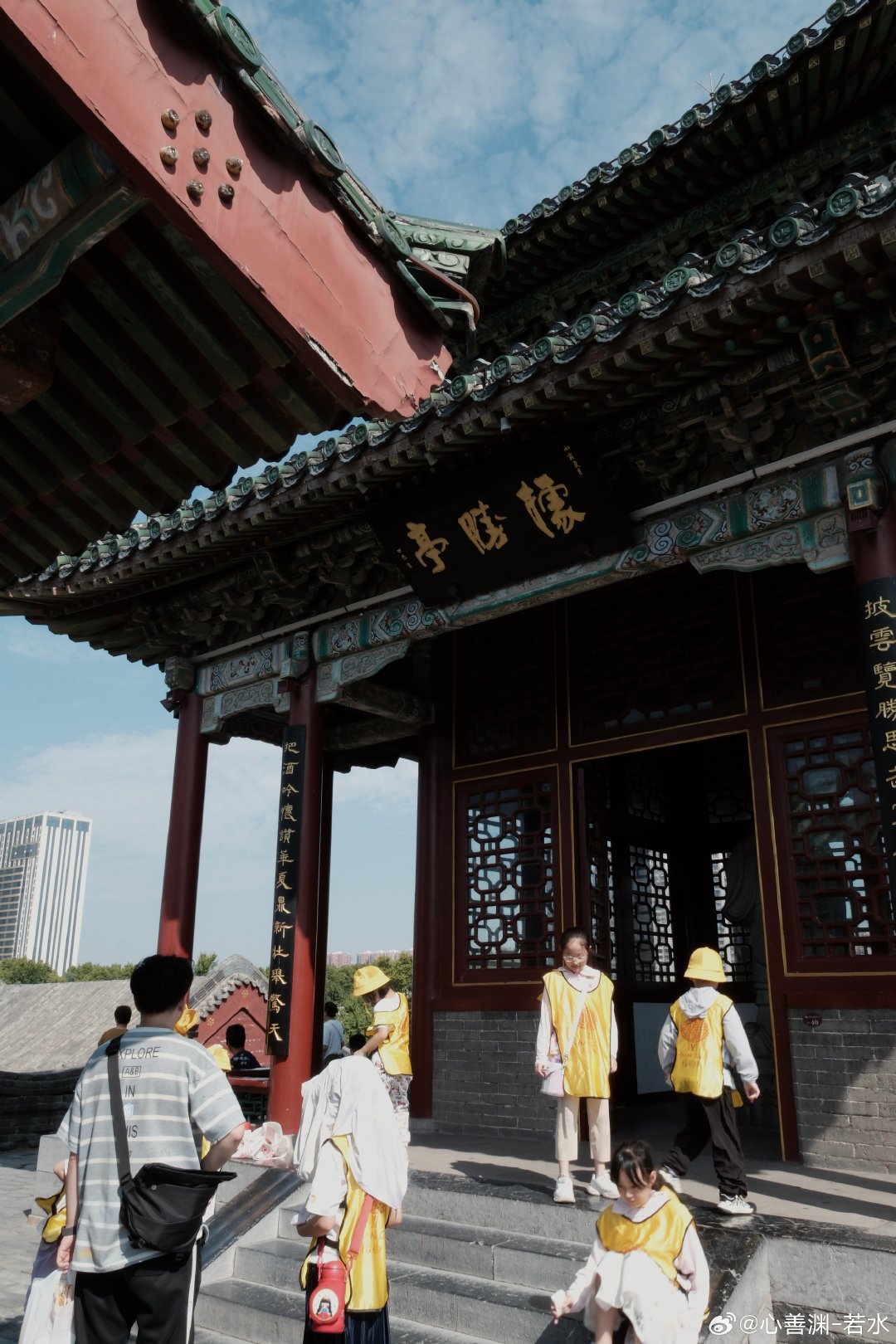 D4：邯郸-天津。早餐后去附近的丛台公园走走，这里也是溪姥记忆中的一处。丛台是战国赵武灵王阅兵、操练军队的高台，是“胡服骑射”的历史见证。丛台台芯仍保留有战国时期夯土，楼台是清朝重修。回程在正定停了一下，再吃一餐王家烧麦。溪姥说好像不如第一次吃惊艳，好吃也不能多吃。 ​
