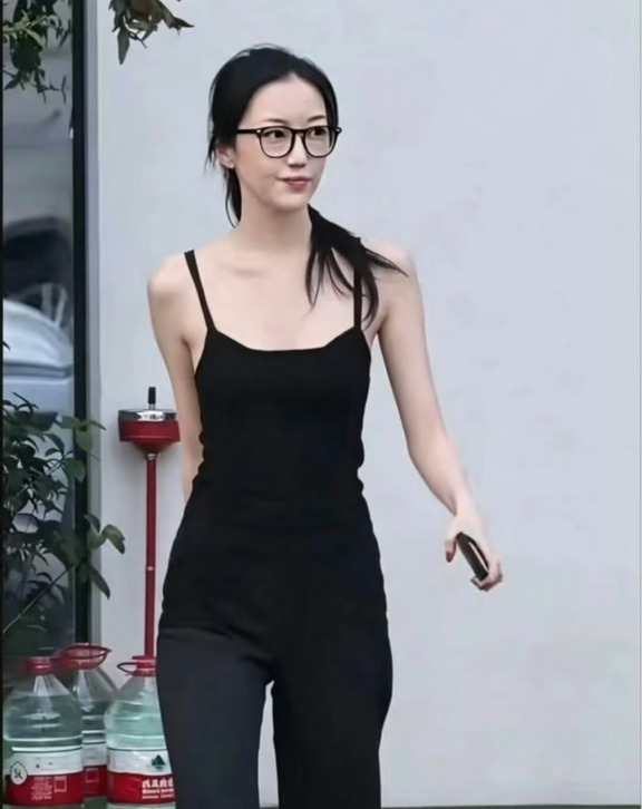 剔除李亚鹏影子，都是王菲基因了
