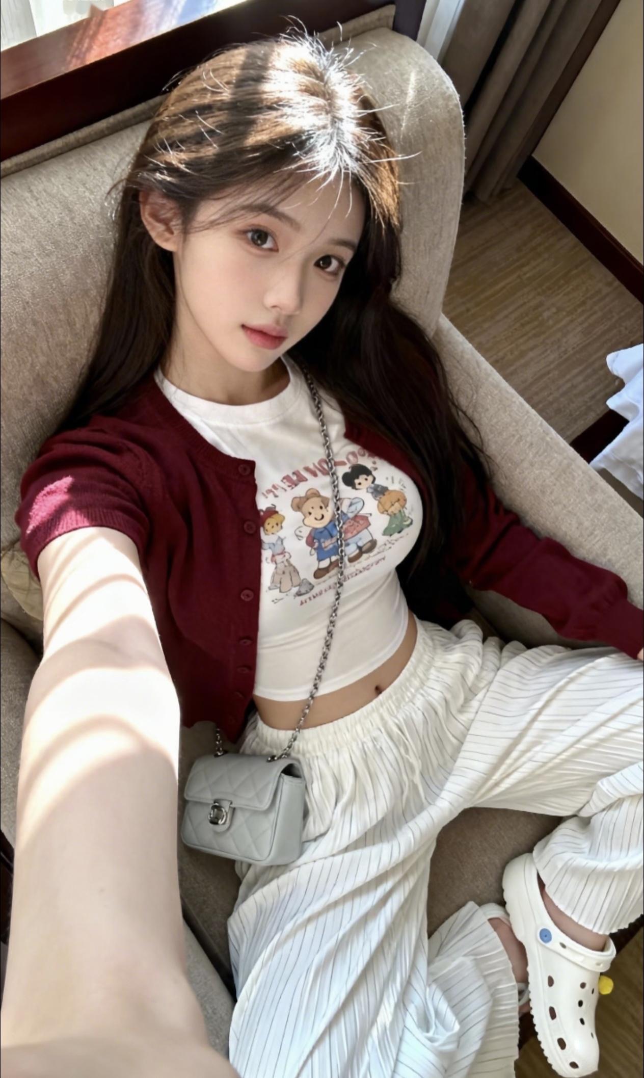 阳光洒进来的午后， 慵懒的少女自拍