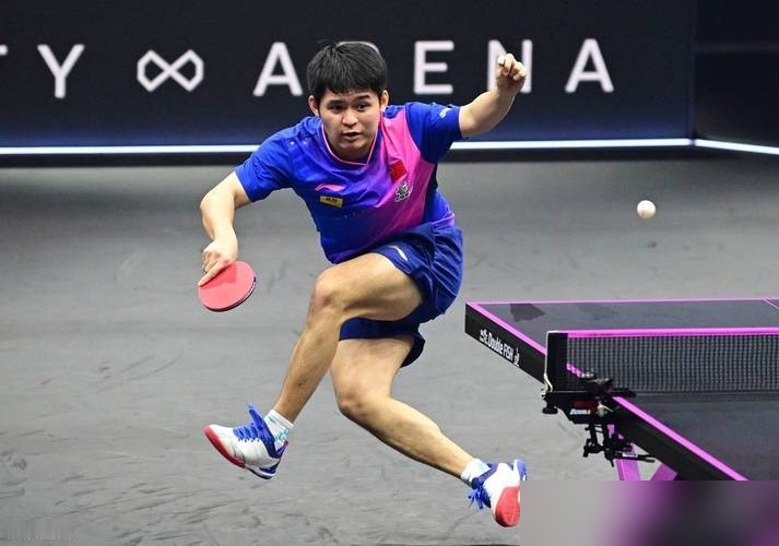 0-2落后，全网都在骂林诗栋退台是怂。结果他硬是靠退台把林昀儒磨死了。
9月28号名古屋这场半决赛，前两局林诗栋接发球保守，被林昀儒的近台速度摁着打，10-12、9-11连丢两局。眼看不妙，他直接不玩台内小球了。
劈长、发长球，强行把球路打开。逼着林昀儒退后半步打中远台相持。这一退，退进了他自己