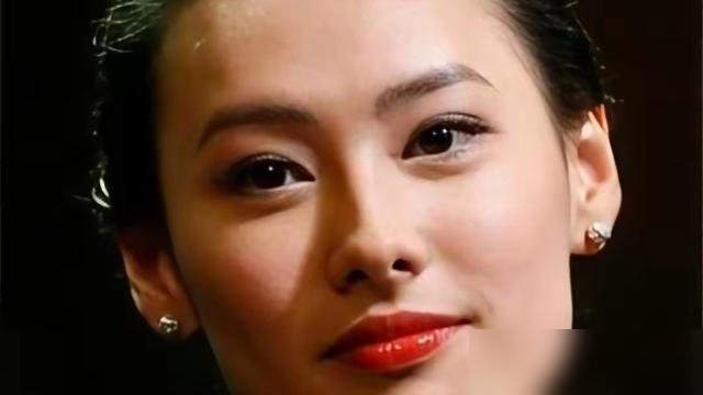 李泽楷居然坐在武术馆的塑料椅上，看完了大儿子整场比赛。没带保镖，没看手机，眼睛一直盯着场上那个出拳的男孩。
李长治一个侧踢没站稳，他身体明显往前倾了一下。镜头拉近，这个身家千亿的男人，手心里全是汗。
梁洛施没来。她最近跟导演马浴柯公开同框，被问儿子进不进娱乐圈，只撂下一句：没兴趣，先享受校园。