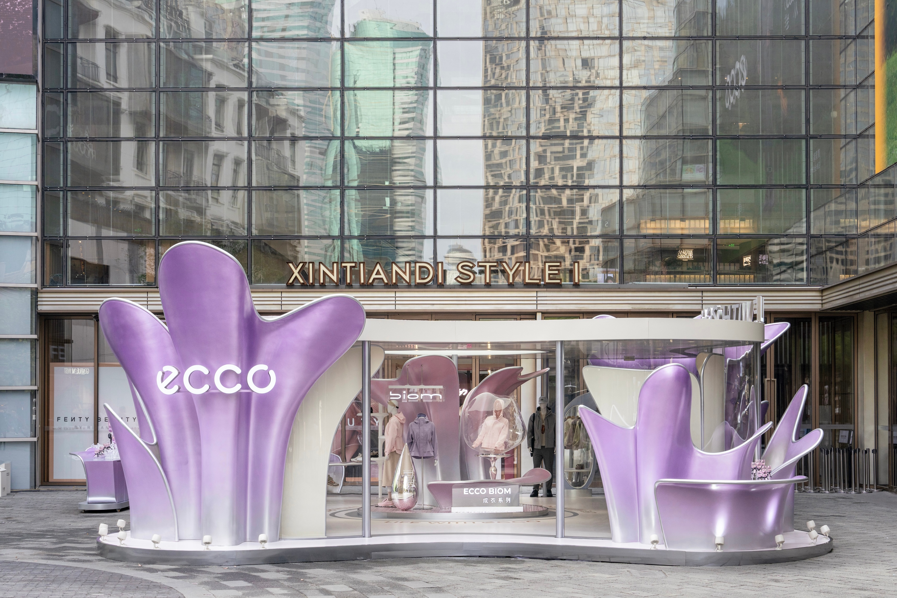🌟ECCO「自然有动线」限时空间来袭🔥 黄景瑜身着 BIOM 防水外套现身，直筒利落廓形演绎都市户外型格❤️ECCO 更把"自在鱼游"搬进上海新天地，曲线如鱼尾摇曳，金属质感+流动光影，随手一拍都是高级感大片📸 ​