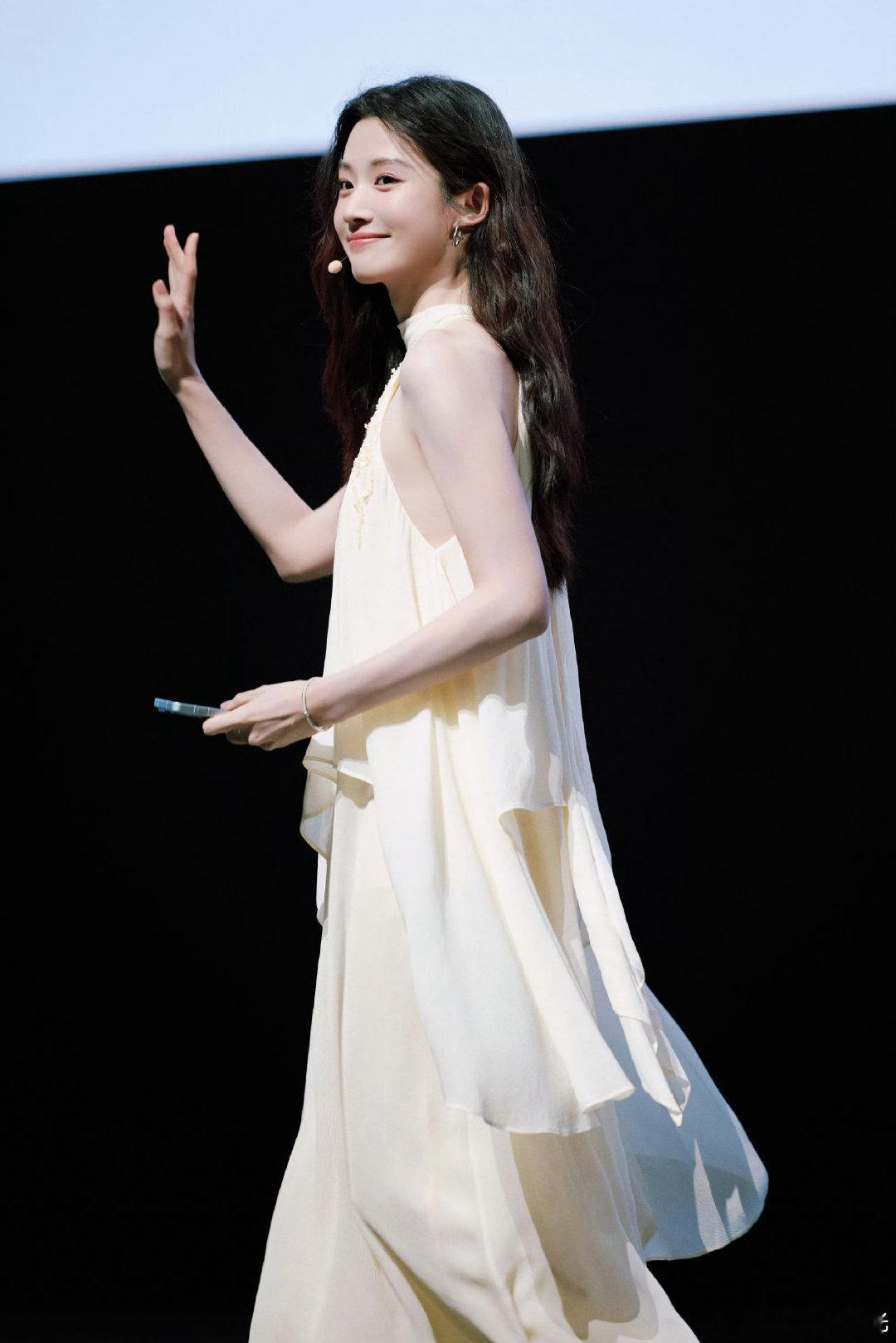 #卢昱晓[超话]# 

姐姐好美 ​