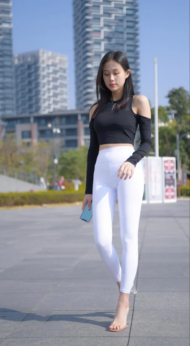 穿瑜伽裤的小姐姐