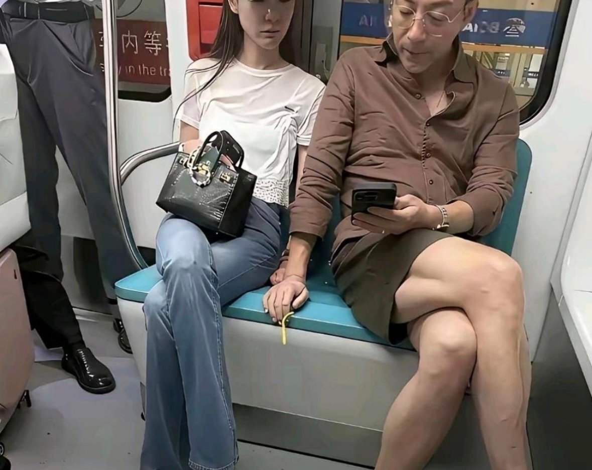汪小菲和马筱梅坐地铁被拍。 ​