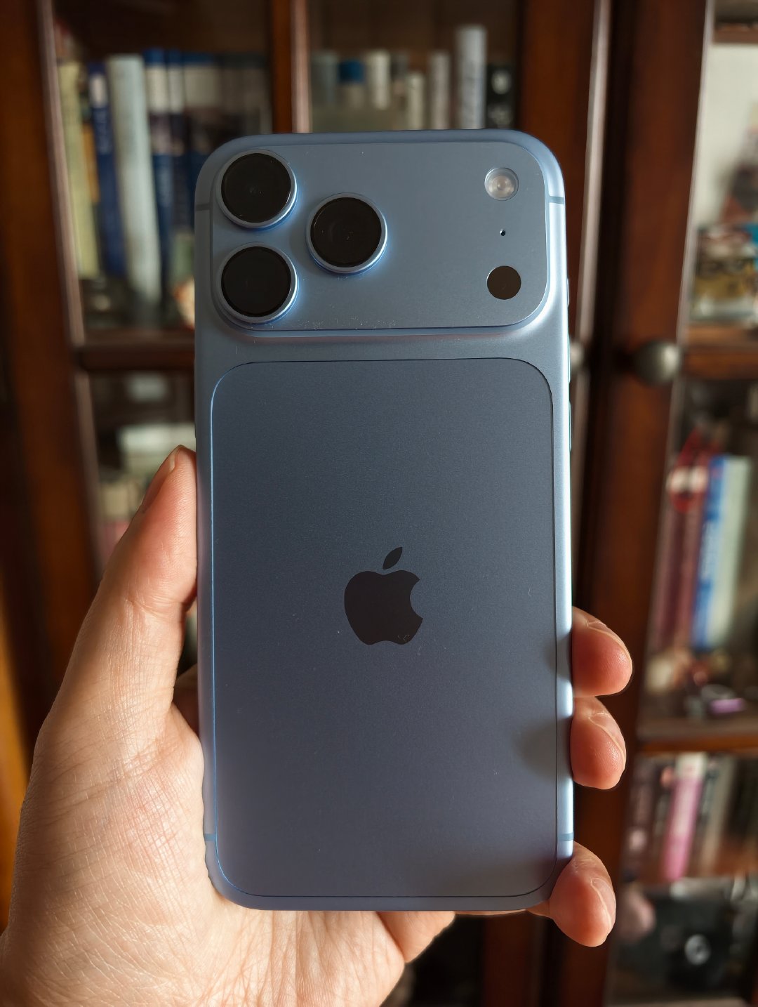 #iPhone18Pro品控#我的iPhone18 Pro Max品控很好，没有网上的问题，传数据发热也没有，昨天传了两小时也只有一点热，今年的散热确实好，比iPhone17 Pro max好不少！ ​