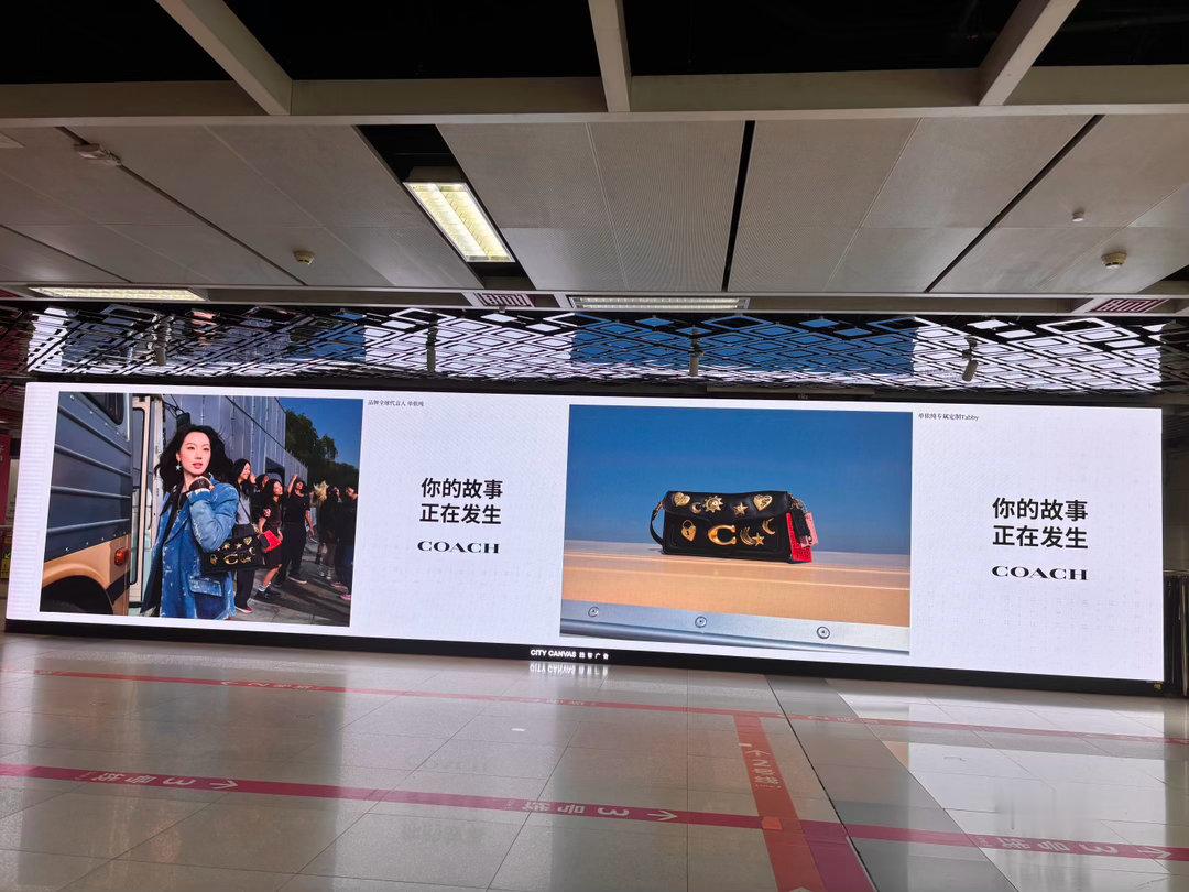 coach亲女儿来了啊 给我们全球代言人单依纯在春熙路铺了硕大的几块贵地广 ​