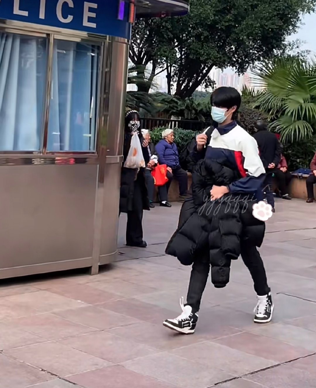 金金儿拉着航锅去改校服裤脚航锅说你闲着没事干是不 ​