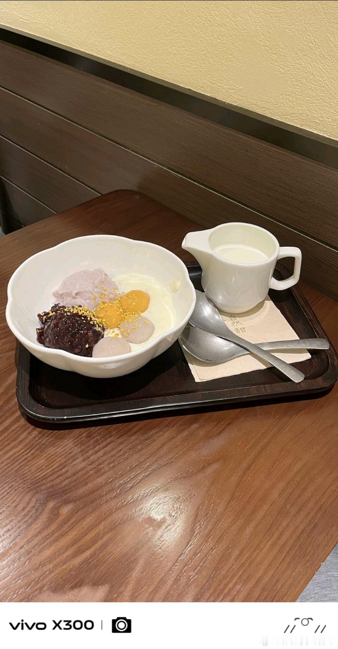 #vivo[超话]##vivo超话# 一碗料超足的甜品，软糯芋泥、香甜紫米搭配糯叽叽小圆子，再淋上奶香，一口甜丝丝，治愈所有疲惫，是属于夏天的温柔小美好。 ​