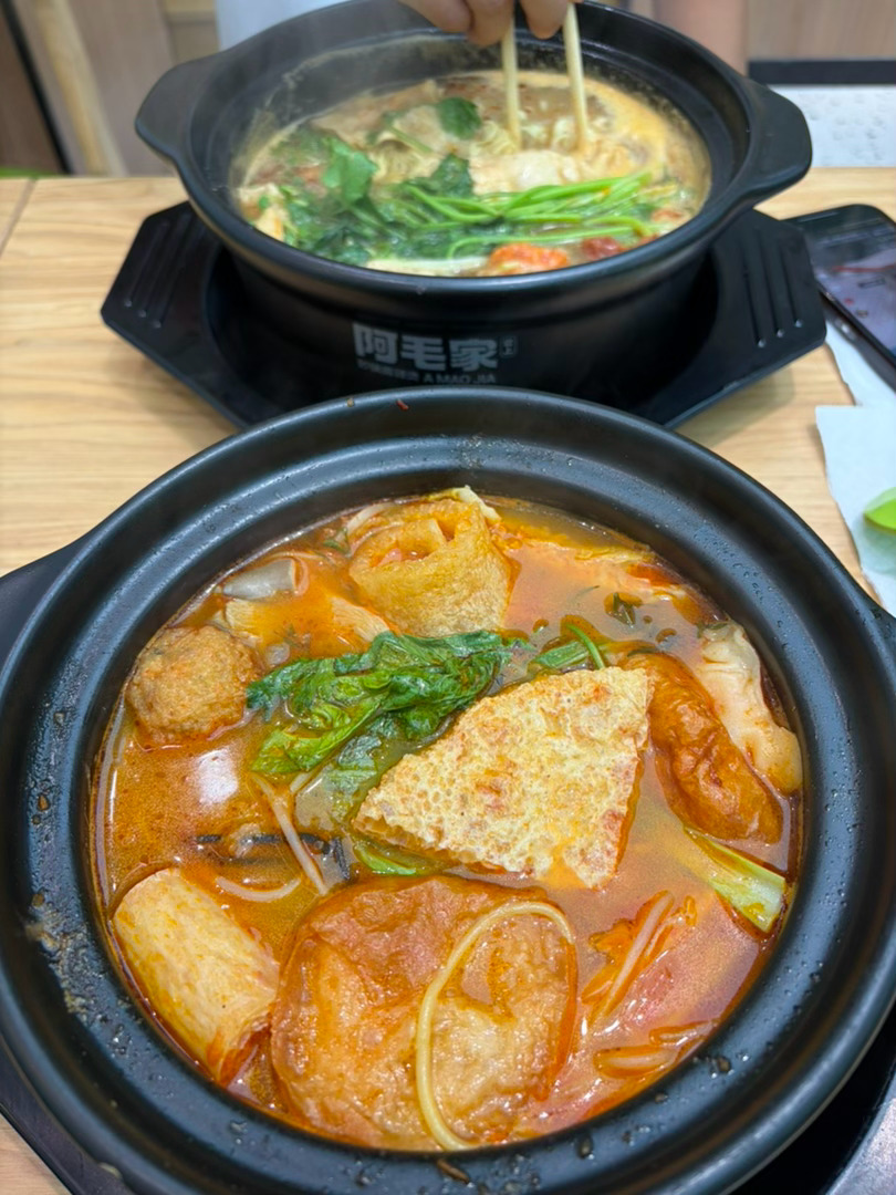 周六九点多醒，一直到12点多才出去吃饭呢，吃阿毛麻辣烫，成了常驻人口了，下午又去看了房子，枫丹阁的9楼西边户，房子好差，一股猫味，也没有找平，地和墙都不平，主要是西边户就不是很喜欢，看完后，去了政务区的一家咖啡店，点了杯咖啡☕，然后就开始工作了，一直拍拍拍，拍了个把小时，不得不说， ​