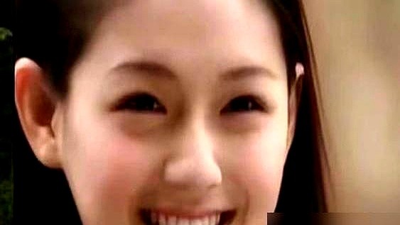 当年琼瑶拒用大S演紫薇，理由很绝：眼神太利。

大S骨相自带不认输的横劲，演不出水做女人的顺从易碎。真让她演紫薇，容嬷嬷扎针时，她估计能直接抄起板凳反击。

但这股被嫌弃的刺，恰是她杀出重围的底牌。那股野草般的狠劲和清冷，把杉菜演绝了，更把尹夏沫的戒备与疏离死死焊在银幕上。

影视圈总想把人塞进模具