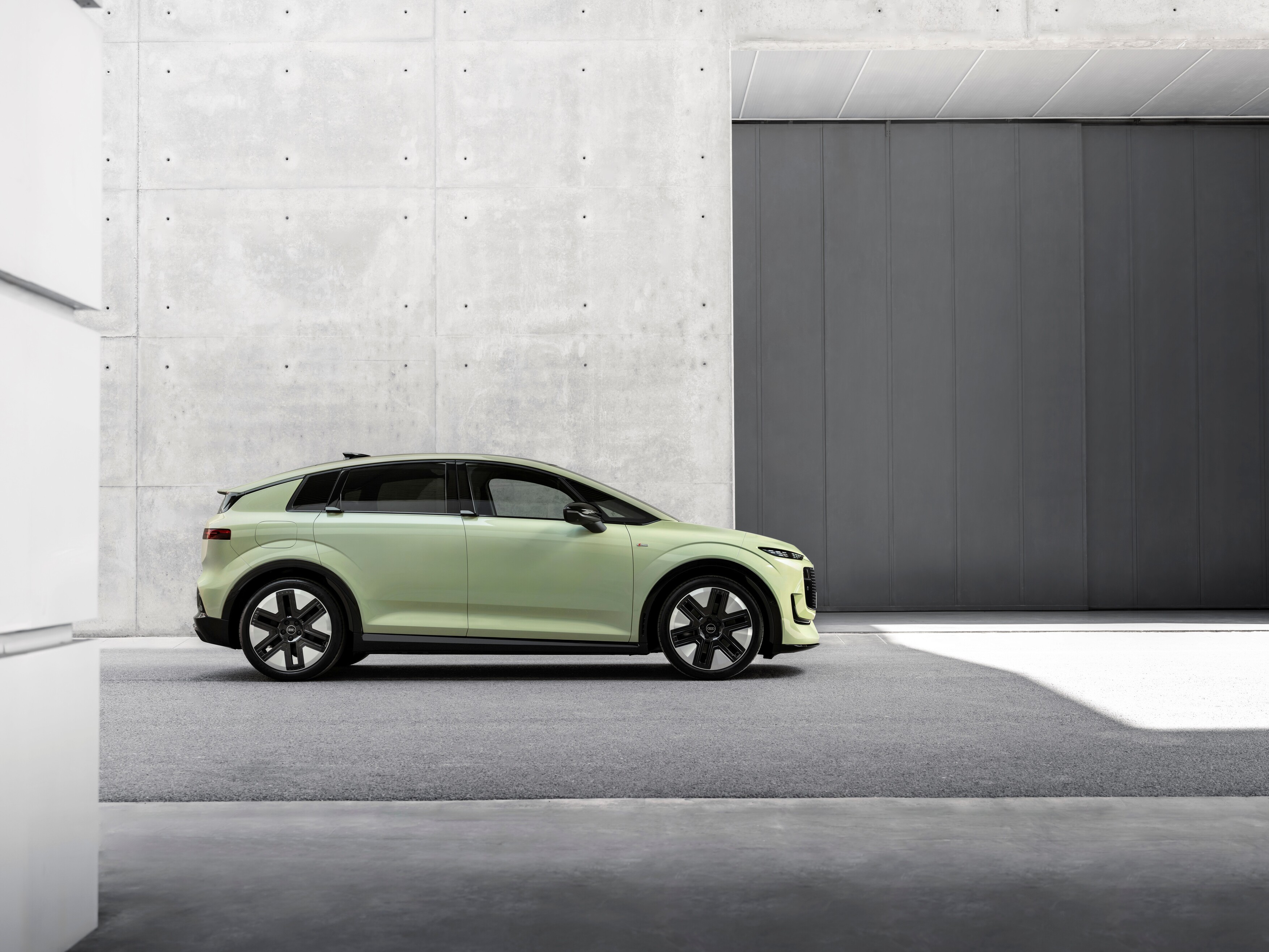 奥迪A2 「复活」了，奥迪A2 e-tron发布，MEB+平台
52 kWh/61 kWh/84 kWh，最高续航646km（WLTP）
最低能耗12.8 kWh/100 km，风阻系数 0.24cd
四种电机功率，顶配搭载 240 kW电机
常规后备箱396L，放倒后1336L
海外已开发预订，12 月正式上市，德国市场售价38,200欧元
内饰不说了，不喜欢[二哈]
 ​