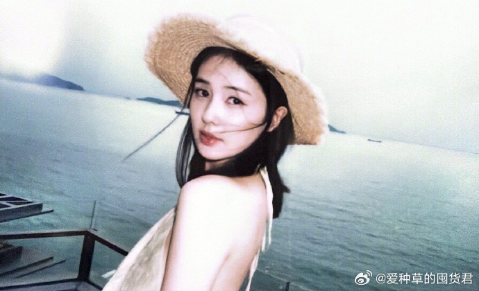 ​​​ 抛开剧组紧绷日常，白鹿沉浸式享受海边假期，清爽短发衬得五官灵动...